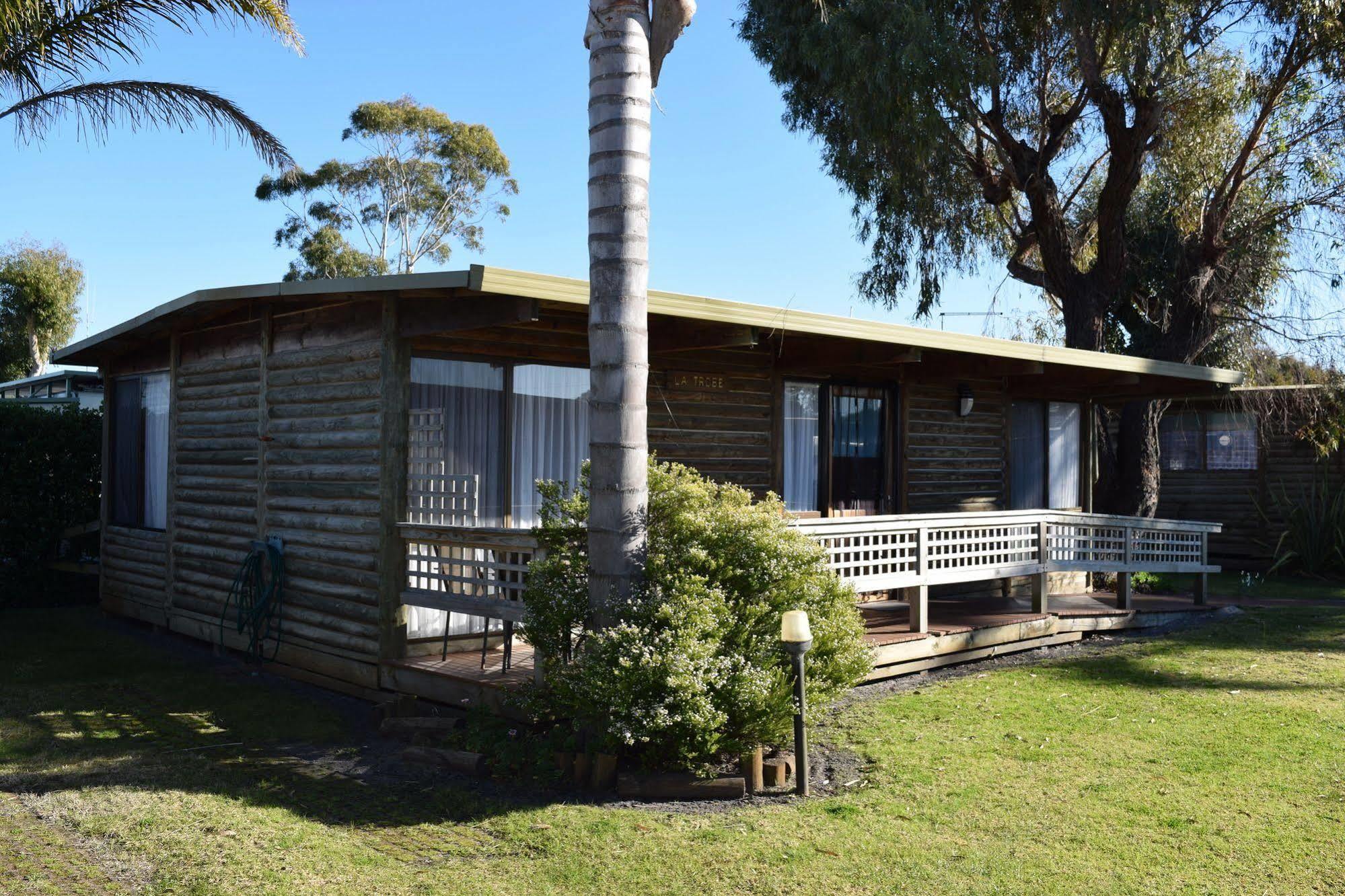 Lazy Acre Log Cabins Lakes Entrance Exterior foto