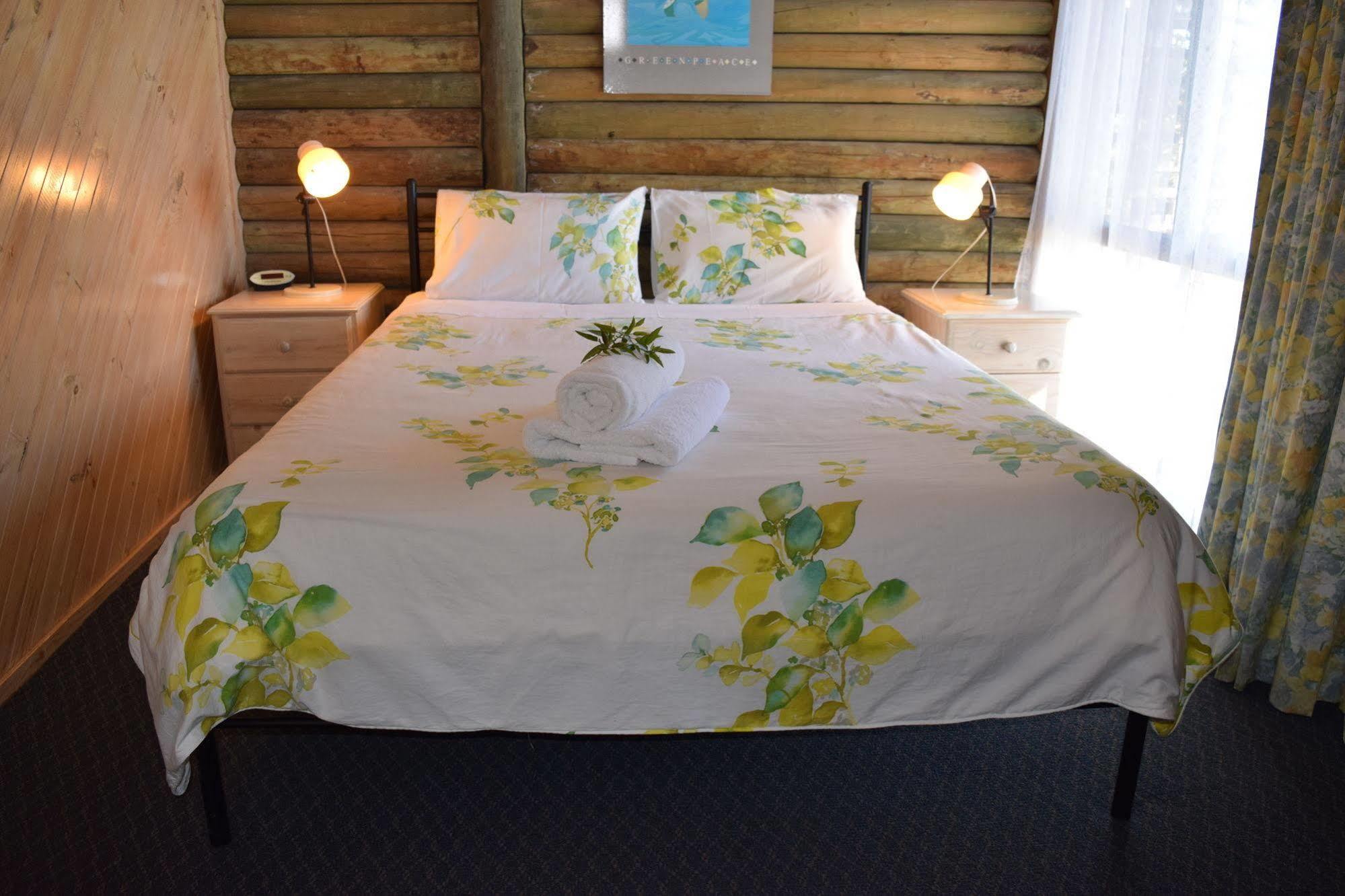 Lazy Acre Log Cabins Lakes Entrance Exterior foto