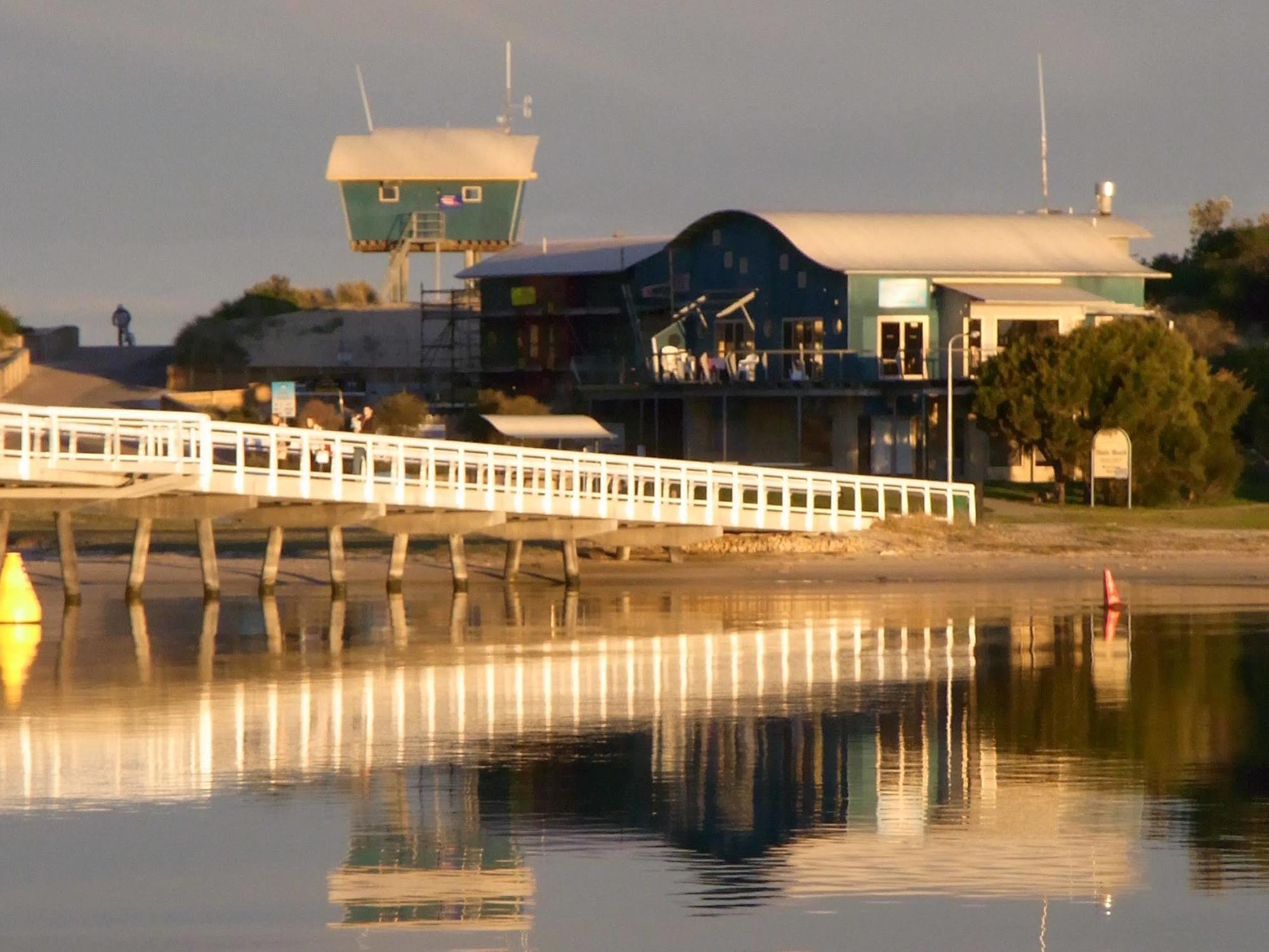 Lazy Acre Log Cabins Lakes Entrance Exterior foto