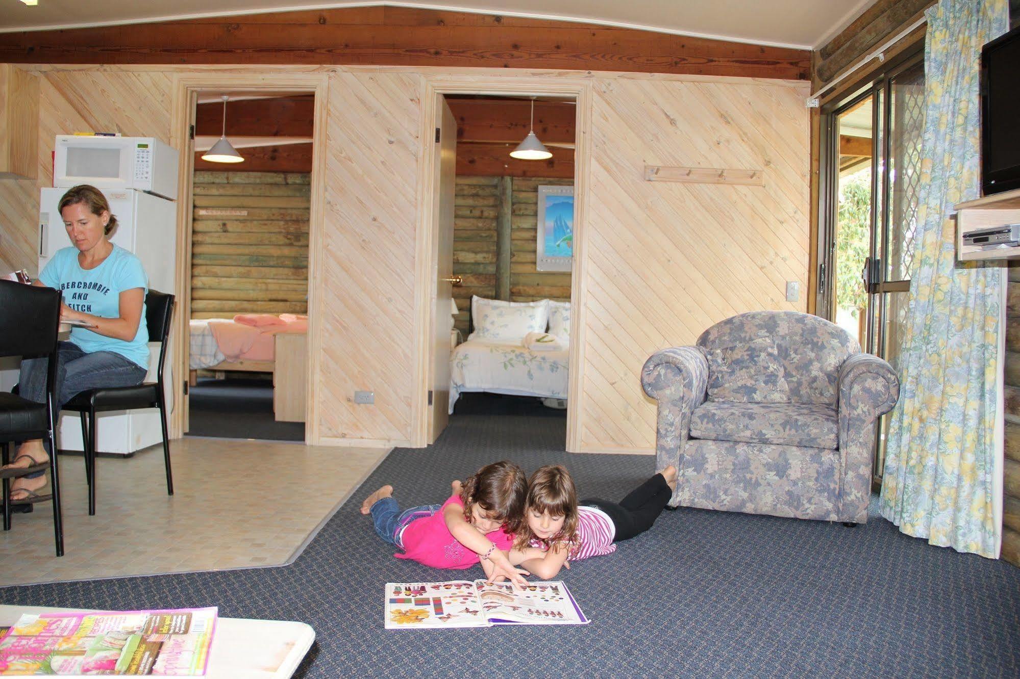 Lazy Acre Log Cabins Lakes Entrance Exterior foto