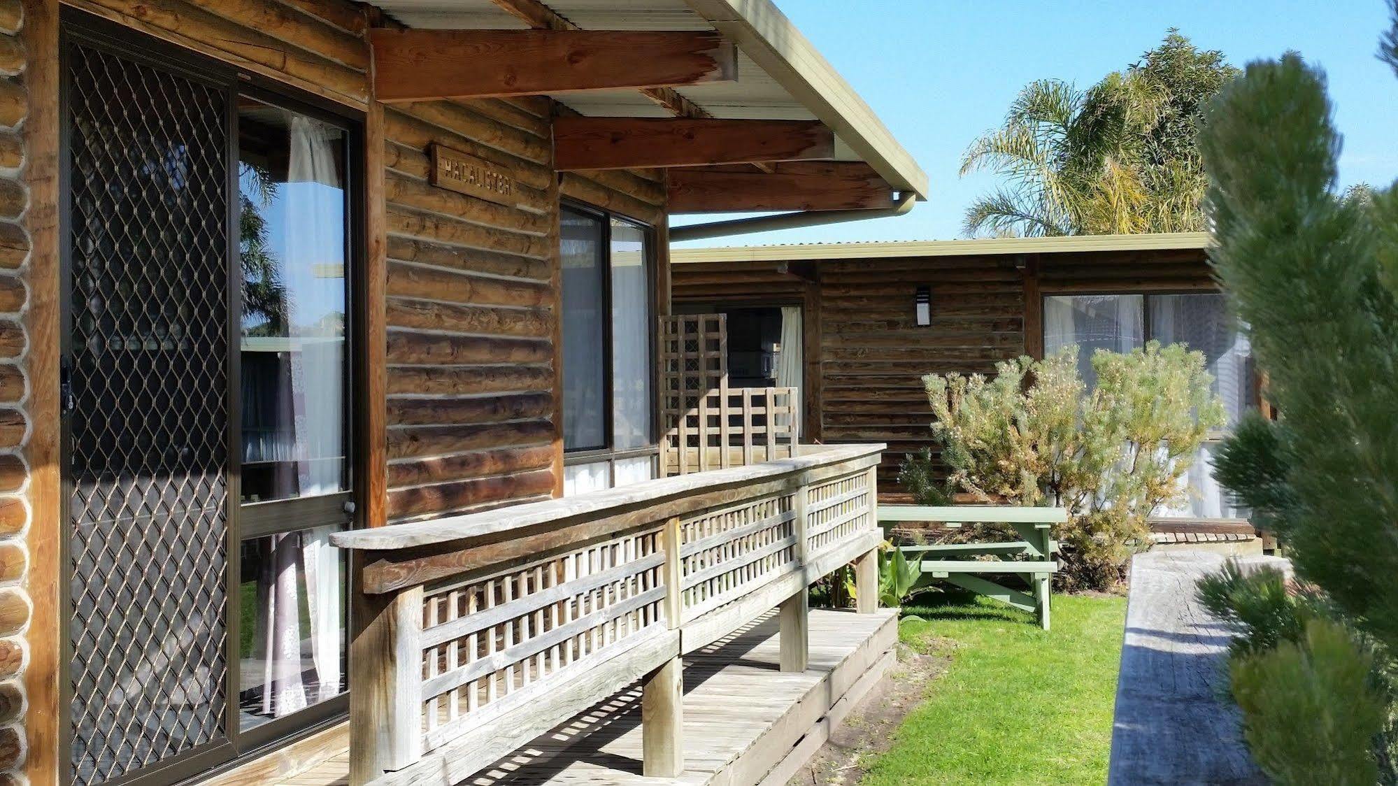 Lazy Acre Log Cabins Lakes Entrance Exterior foto
