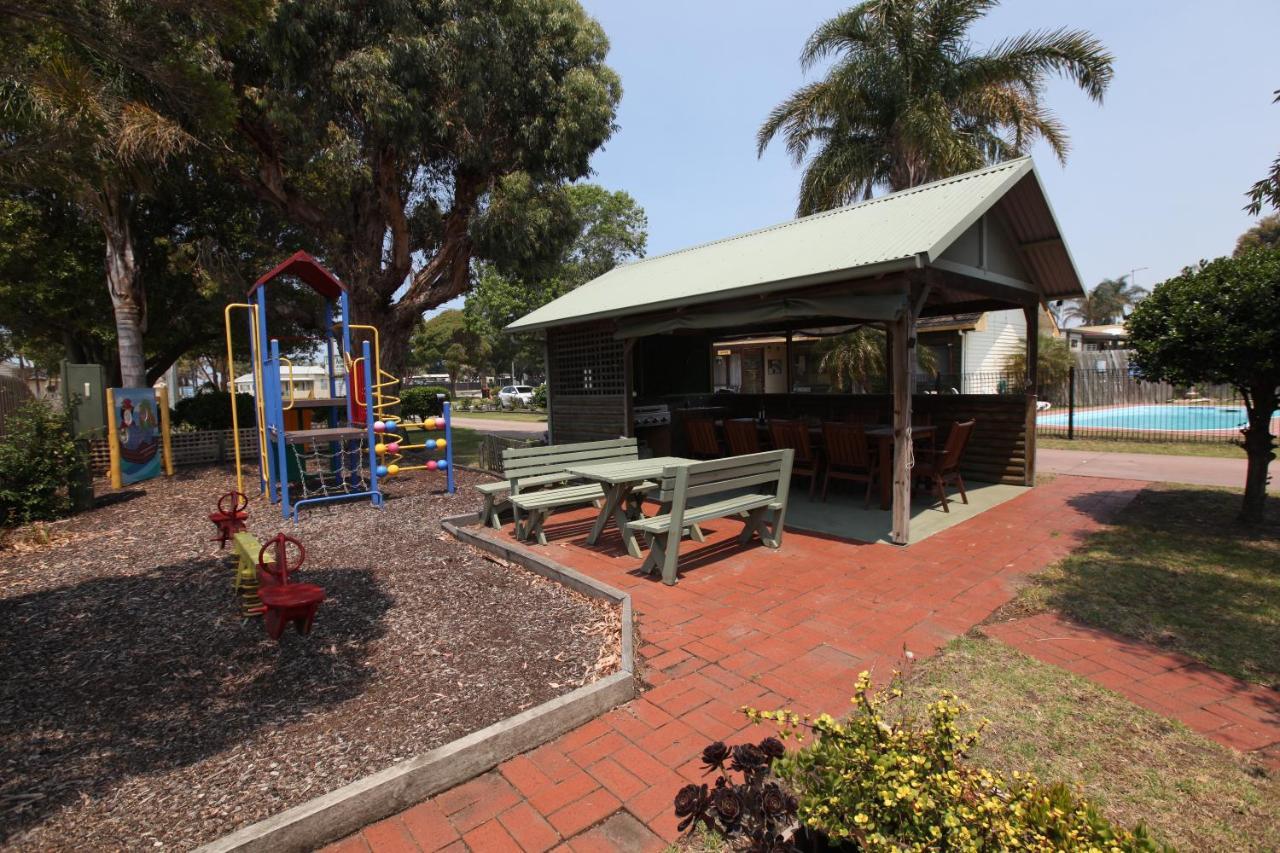 Lazy Acre Log Cabins Lakes Entrance Exterior foto